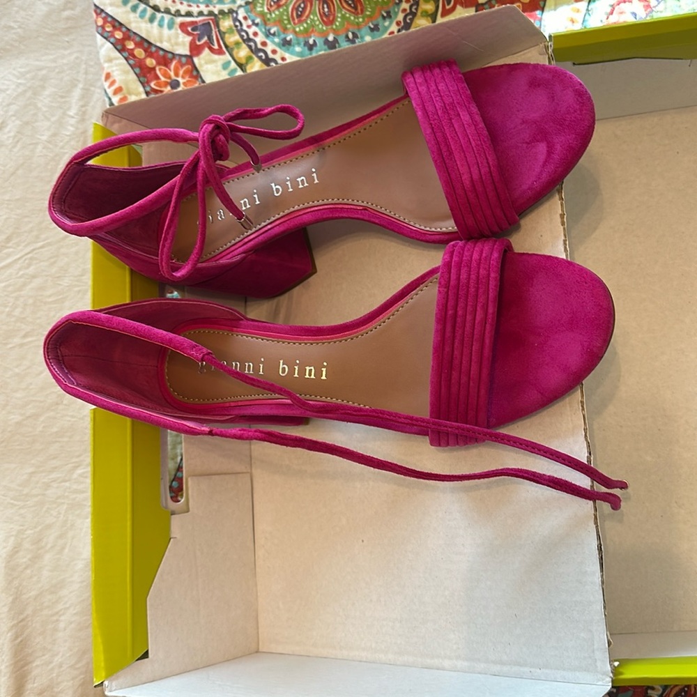 New Gianni bini, pink suede sandal/heels
